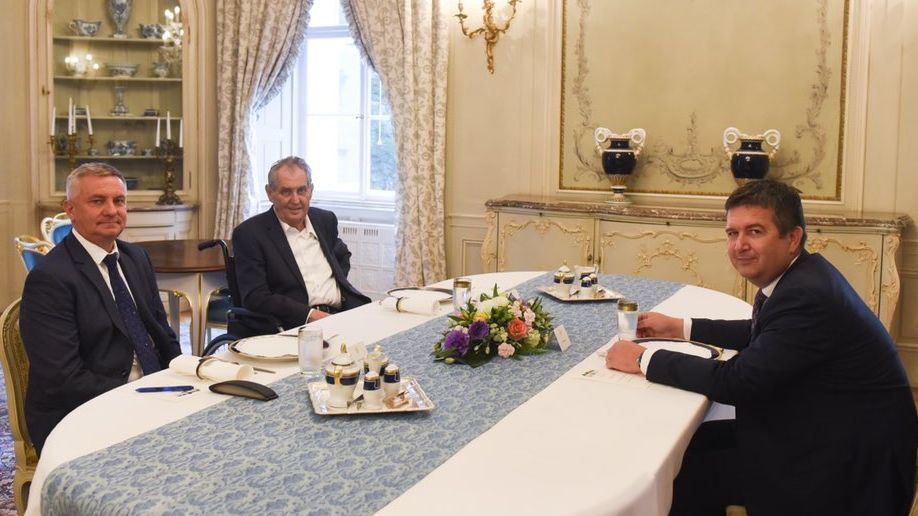 Hamáček o prezidentovi: Cítí se dobře, ale měl by na sebe dávat pozor